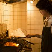 「イタリアンなのにパスタがあんまり出ないんですよ」と笑う高山さん。この力の抜けた接客が、妙に心地いい店の空気をつくり上げます。そして、実は手打ち麺に具材も熟考するパスタの実力もピカイチです！