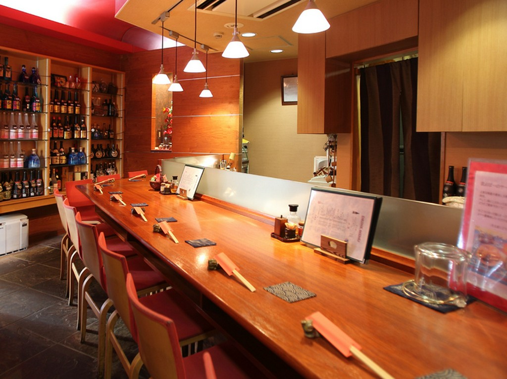 入口すぐのカウンター席は、常連の特等席
