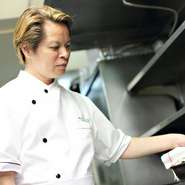 途中の仕事をいかに丁寧に行ない料理をつくりあげるか、すべての料理をブレのない味に仕上げ続けることができるかは、ロブション氏から学んだこと。河野シェフは今も必ず料理を出す前のチェックを行なっています。