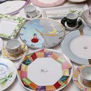 器も美味しさの大切な要素。料理を見たときに感動を与えるおもてなしのひとつとして、【モナリザ】ではオリジナルの器を使用しています。花やハーブ、宝石など、テーマを決め、河野シェフ自らがデザインしています。