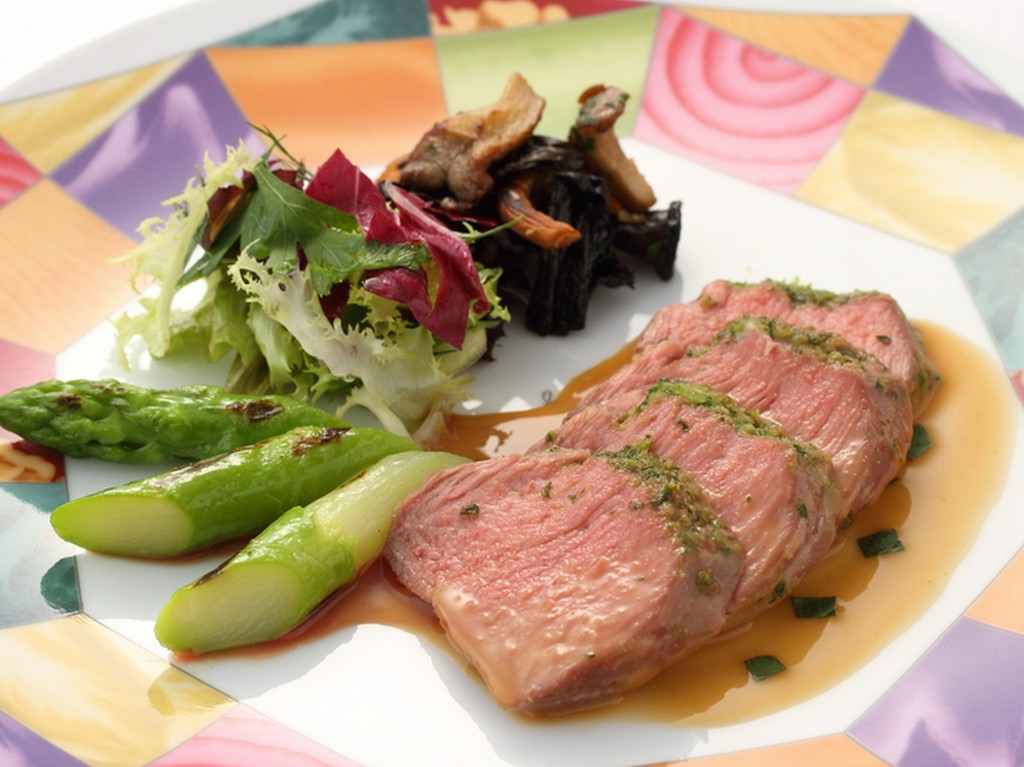 『仔羊の岩塩包みロースト　自家栽培のハーブに包まれて』