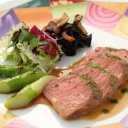 ハーブと岩塩を加えたパイ生地でラムを包んで焼いた一品。香りや旨みを閉じ込め、じっくりと焼き上げました