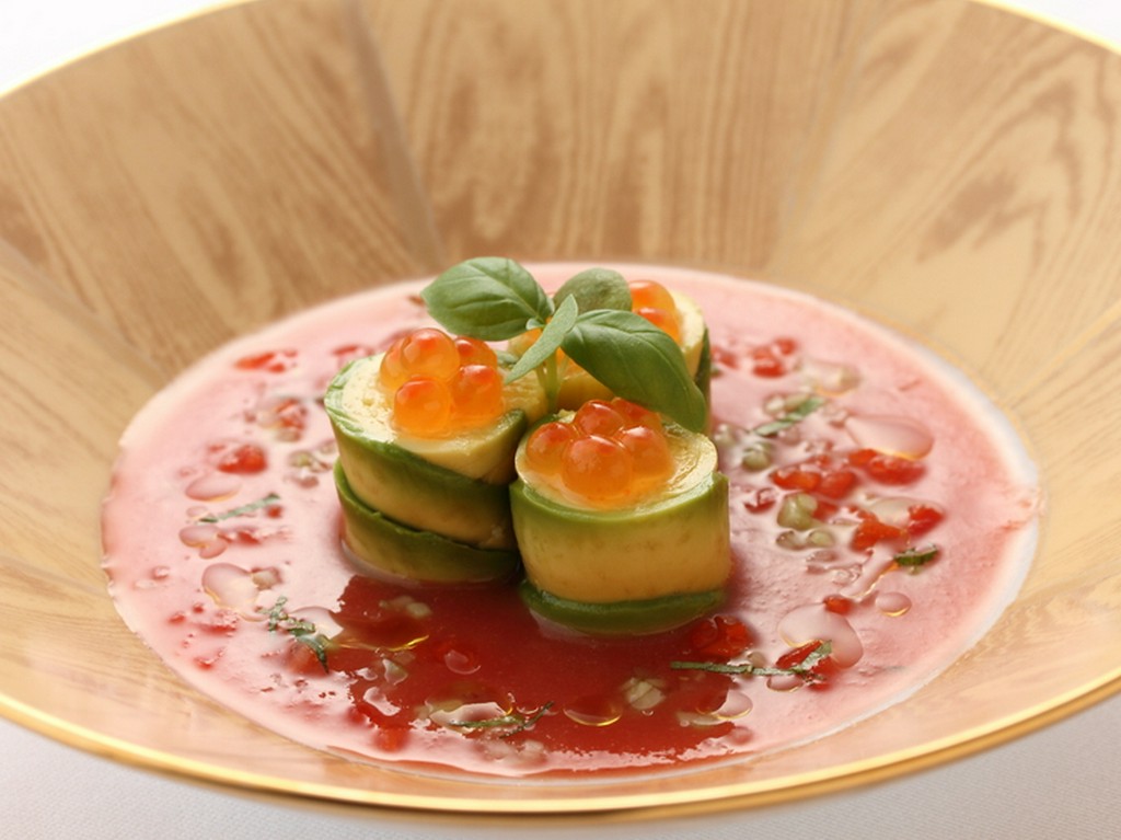 黄パプリカのムースを巻いたアボカドのカネロニ