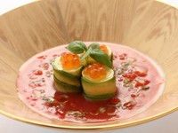 ガスパチョスープ仕立てのトマトソースを添え、パプリカのムースとアボカドとのハーモニーが見事な一品です