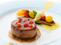 宮崎県産の魚をベーコンで巻いて焼き、小舟に仕立てたズッキーニの上にウズラの卵やジャガイモをのせました