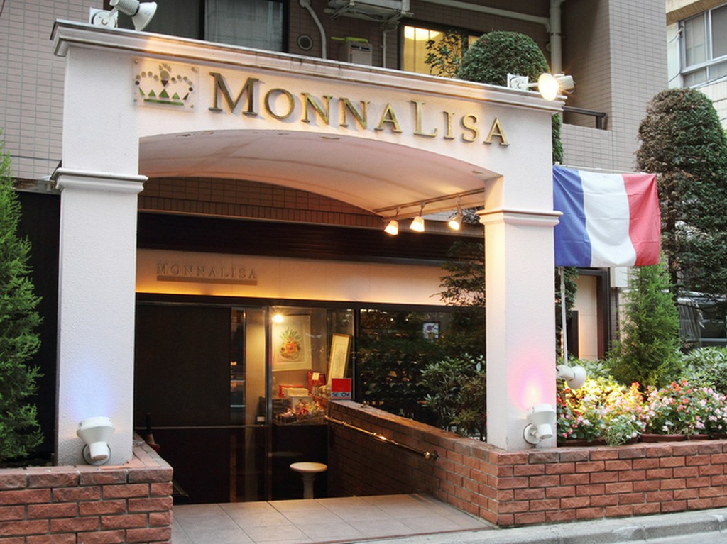 トリコロールカラーの門灯が特徴のエントランス