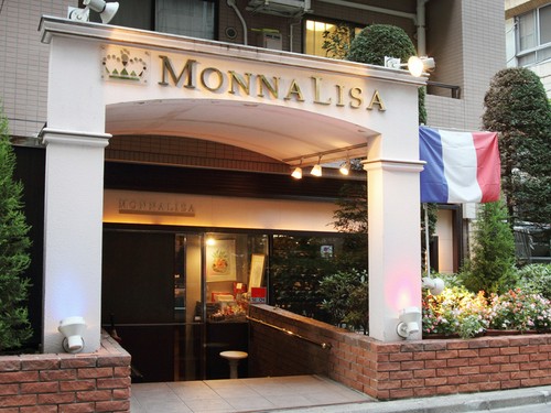 トリコロールカラーの門灯が特徴のエントランス