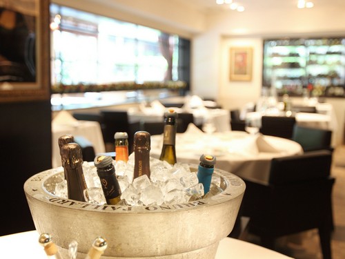 ワインやシャンパンも豊富にそろえてあります