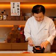 煮物を得意とする料理長の鈴木さん。特に火加減と味付けに気を配り、夏は塩を強めにするなど季節によって味の濃さを変えたり、火入れの時間や調味料を加えるタイミングに細心の注意を払って料理をつくります。 