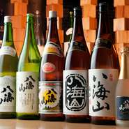 とことん新潟産にこだわった店づくりを行なっている【つみき】では、日本酒も希少な発砲にごり酒ほか6種がそろう『八海山』や佐渡の銘酒『天領盃』など、新潟産の地酒が25～30種ほどそろいます。