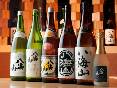 25〜30種がそろう、新潟各地の地酒が自慢です