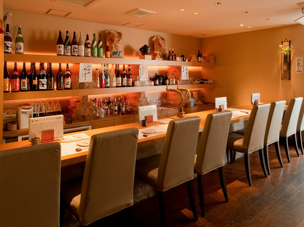 落ち着いた大人の空間でゆったりとお酒や料理が楽しめます