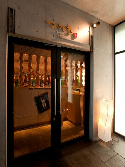 店内の様子がわかる、上品な設えの外観