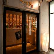 店内の様子がわかる、上品な設えの外観