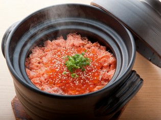 出汁の香りと絶妙な塩加減が美味『村上塩引き鮭のはらこ釜飯』