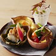 ランチは、銀座でのお買い物の際にはもちろん
女子会・顔合わせ・会食のお席など、
幅広い用途にご利用いただけます。
 店内には個室席もご用意しております。
ごゆっくりとお食事をお楽しみくださいませ。