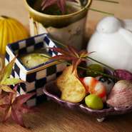 上質な空間と心を込めたおもてなしのなかでいただく、四季折々の会席料理。名店で和の修業を積んだ亀山さんの料理は、食通が集う席でも安心して接待をすることができます。