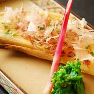 京都洛西で夜明け前に丁寧に掘り出された筍を
その日のうちに直送
みずみずしさ、香り、甘さ、食感など京筍特有の
風味を生かし調理いたします。