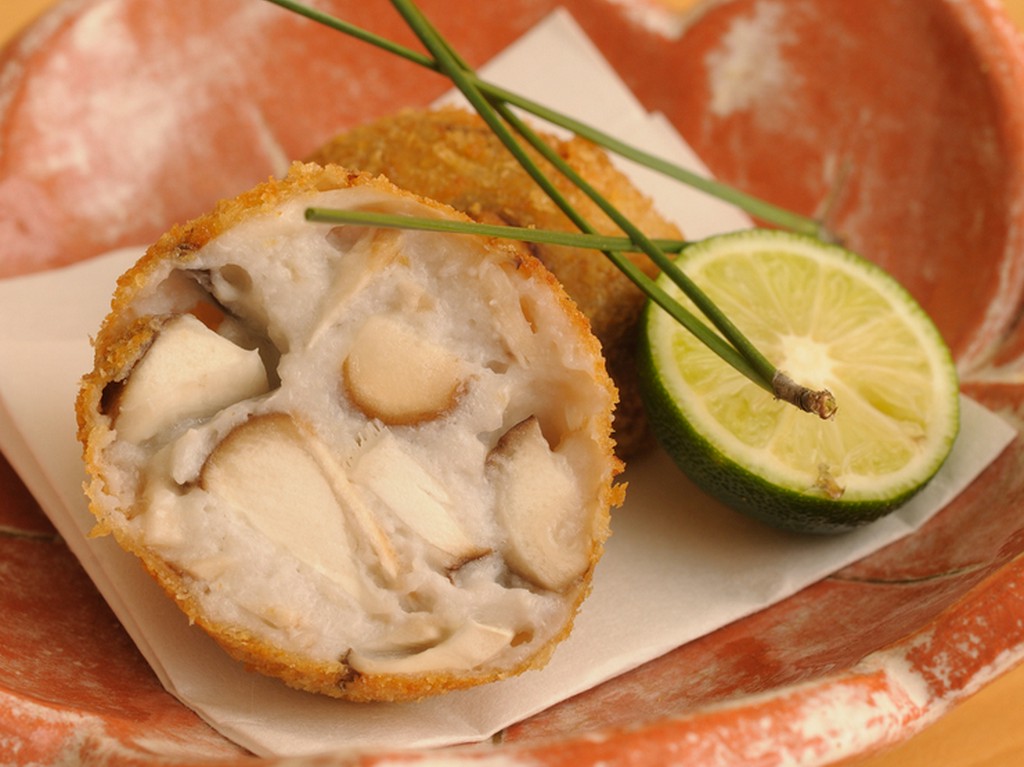 ホクホクとしたエビイモと合わせて『松茸文化揚げ』