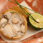 蒸したエビイモと松茸を合わせてコロッケにしました。酢橘と塩でシンプルに味わうのがポイントです