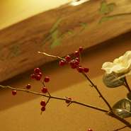 店名が書かれた扁額かかっており、まじめに料理に取り組む姿勢が感じられます。