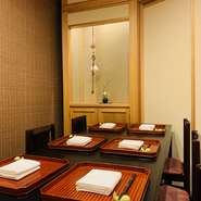 ６名様までご利用いただける個室席は２つ。仕切りを外し、お部屋をつなげることもできます。