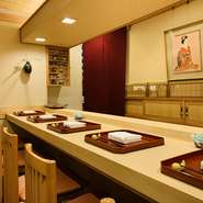 料理人の仕事風景をご覧いただけるカウンター席です。