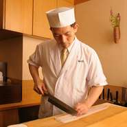 食を通じて四季の移り変わりが感じられる日本料理を、ゆったりとくつろいで楽しんでいただけることが大切。「緊張することなく味わえる会席料理」を基本に、空間づくりや接客への配慮を忘れないよう心がけています。