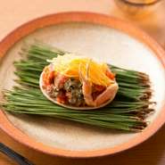 店内には、６名様の個室を２つ、２名様の個室を1つ、４名様の半個室を２つございます。季節の素材を使いこなした会席料理は、食通の方が集まる接待の席に最適。四季の美味を通じての会話も盛り上がります。