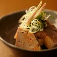 日本酒と料理で季節を感じることができるのも特徴のひとつ。魚は毎日築地で仕入れ、旬の魚介をお造りにします。秋ならば菊のおひたしやあん肝が一品料理で登場。ひやおろしがさらに美味しくなること請け合いです。