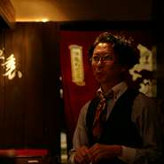 店長の竹内徹平さんは日本酒のエキスパート。利き酒師の免許があるのはもちろん、蔵元とも常に情報をやりとりしています。味のことだけではなく、醸造法やトリビアなど豊富な知識を披露してくれます。