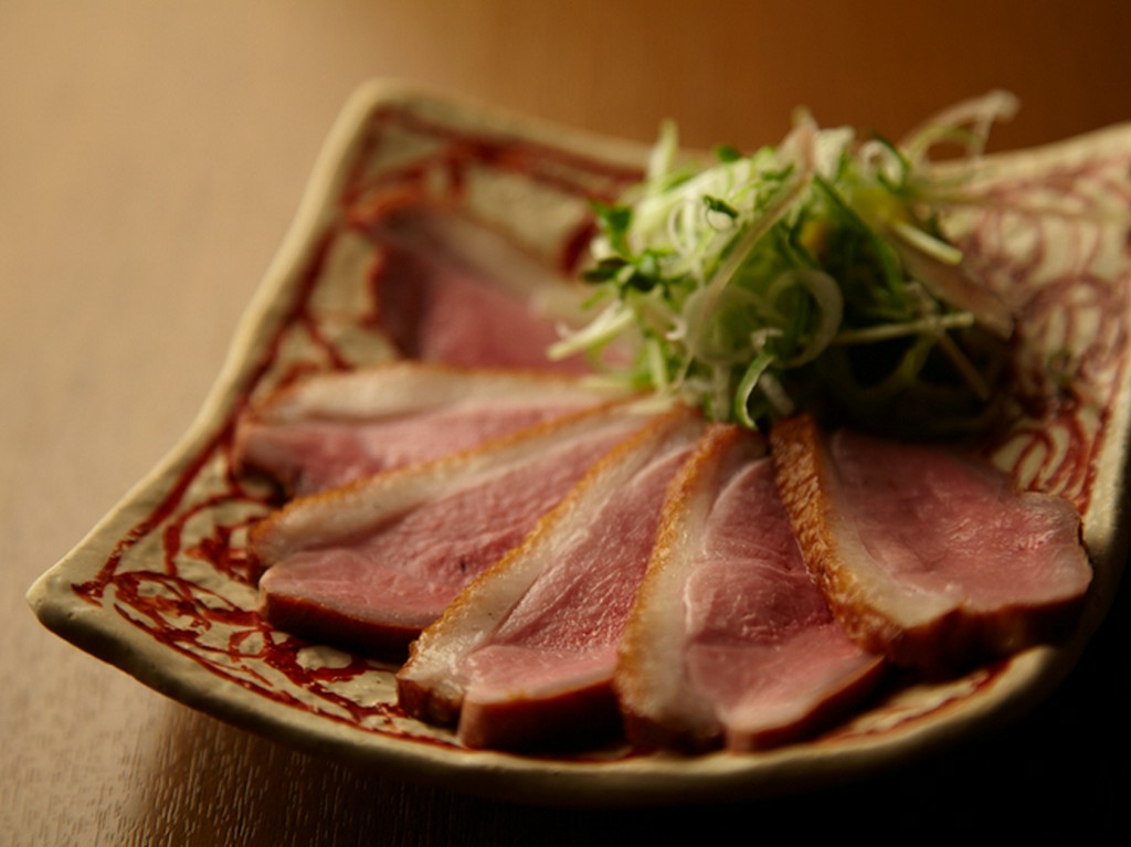 程よい塩加減と薫香が酒を呼ぶ『カモベーコン』