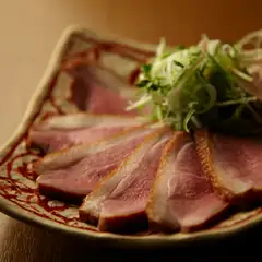 程よい塩加減と薫香が酒を呼ぶ『カモベーコン』