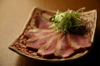 程よい塩加減と薫香が酒を呼ぶ『カモベーコン』