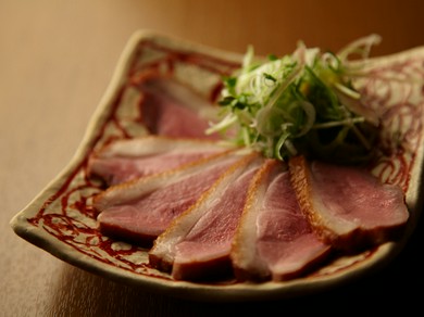 程よい塩加減と薫香が酒を呼ぶ『カモベーコン』