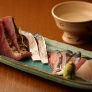 魚は毎朝築地で仕入れます。昆布で締めたり炙ったり、ひと手間加えて旨さを引き出す手腕も見事です。