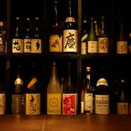 日本酒に長期熟成酒があることは意外に知られていませんが、店には多くの銘柄が揃います。「お客様に日本酒の奥深さを知ってほしい」と竹内さん。料理との組み合わせも含め、新たな世界を教えてくれます。