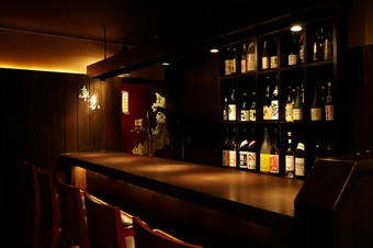 じっくりと飲むならカウンター席で