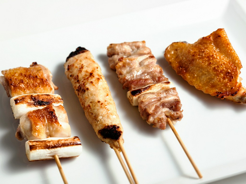 備長炭で焼き上げる串焼き各種