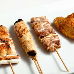 備長炭で焼き上げる串焼き各種