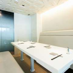 半透明のガラスに囲まれた開放的な個室