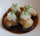 味わい深い京都の大黒本しめじにつくねをのせて、オーブンで焼きました。おろしぽん酢でさっぱりと。