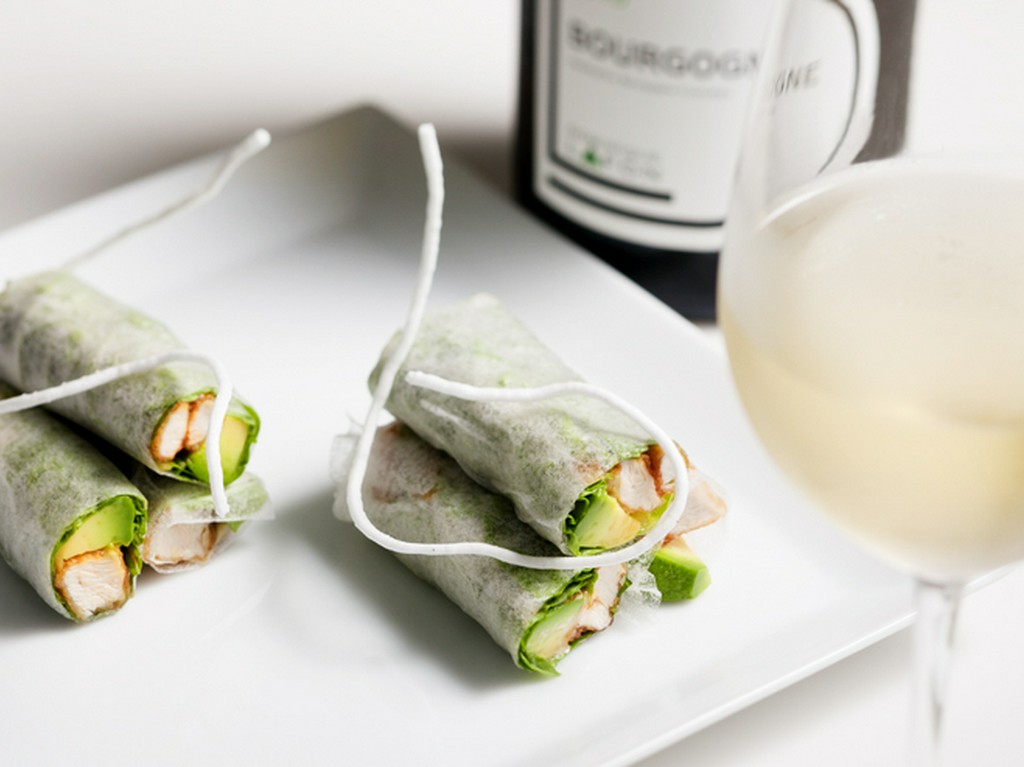 『比内地鶏笹身の唐揚げとアボカドのフレッシュ春巻』