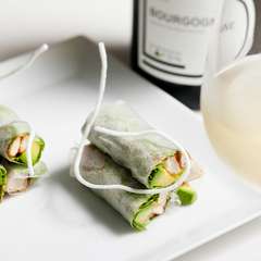 『比内地鶏笹身の唐揚げとアボカドのフレッシュ春巻』