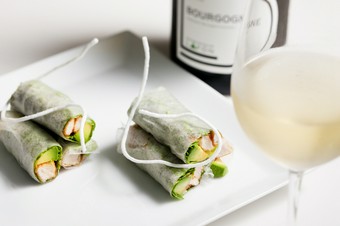 『比内地鶏笹身の唐揚げとアボカドのフレッシュ春巻』