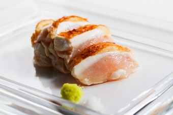ぷりぷりの歯ごたえが真骨頂『極上比内地鶏むね肉焼き』