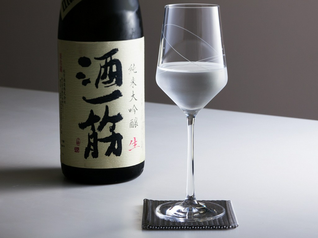 ワイングラスで味わう日本酒