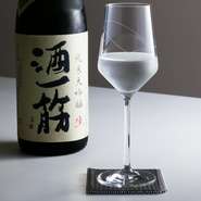 日本酒は足長のワイングラスで提供。すべてグラス売りで、料理の流れに応じて飲み分けることができます。