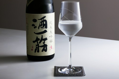 ワイングラスで味わう日本酒