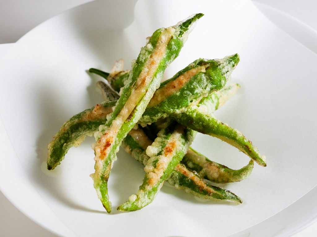 比内地鶏笹身の真丈と伏見唐辛子の天ぷら